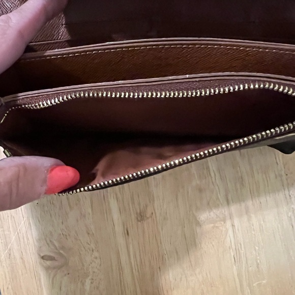 LV Accordion Long Bifold Wallet. - Picture 9 of 14